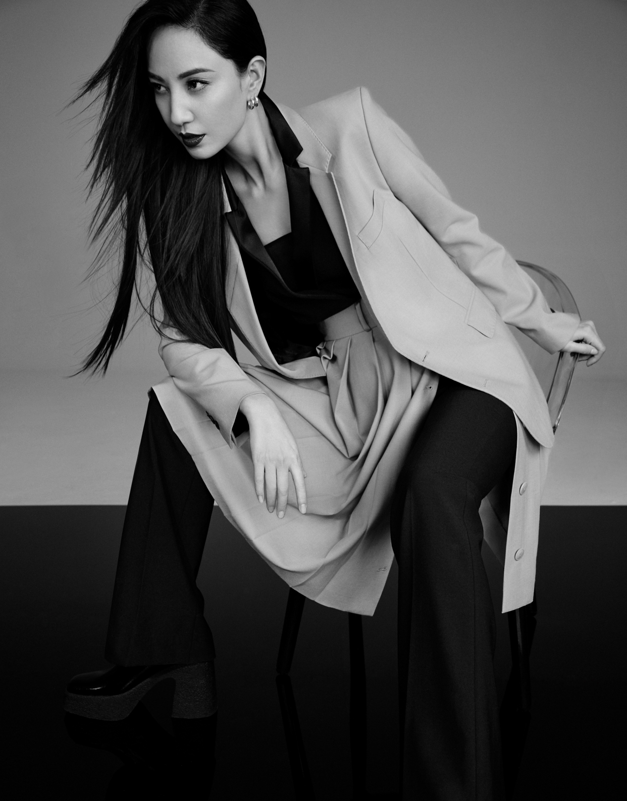 郑希怡化职场霸女妆黑长发配西装气场十足眼神犀利slay全场